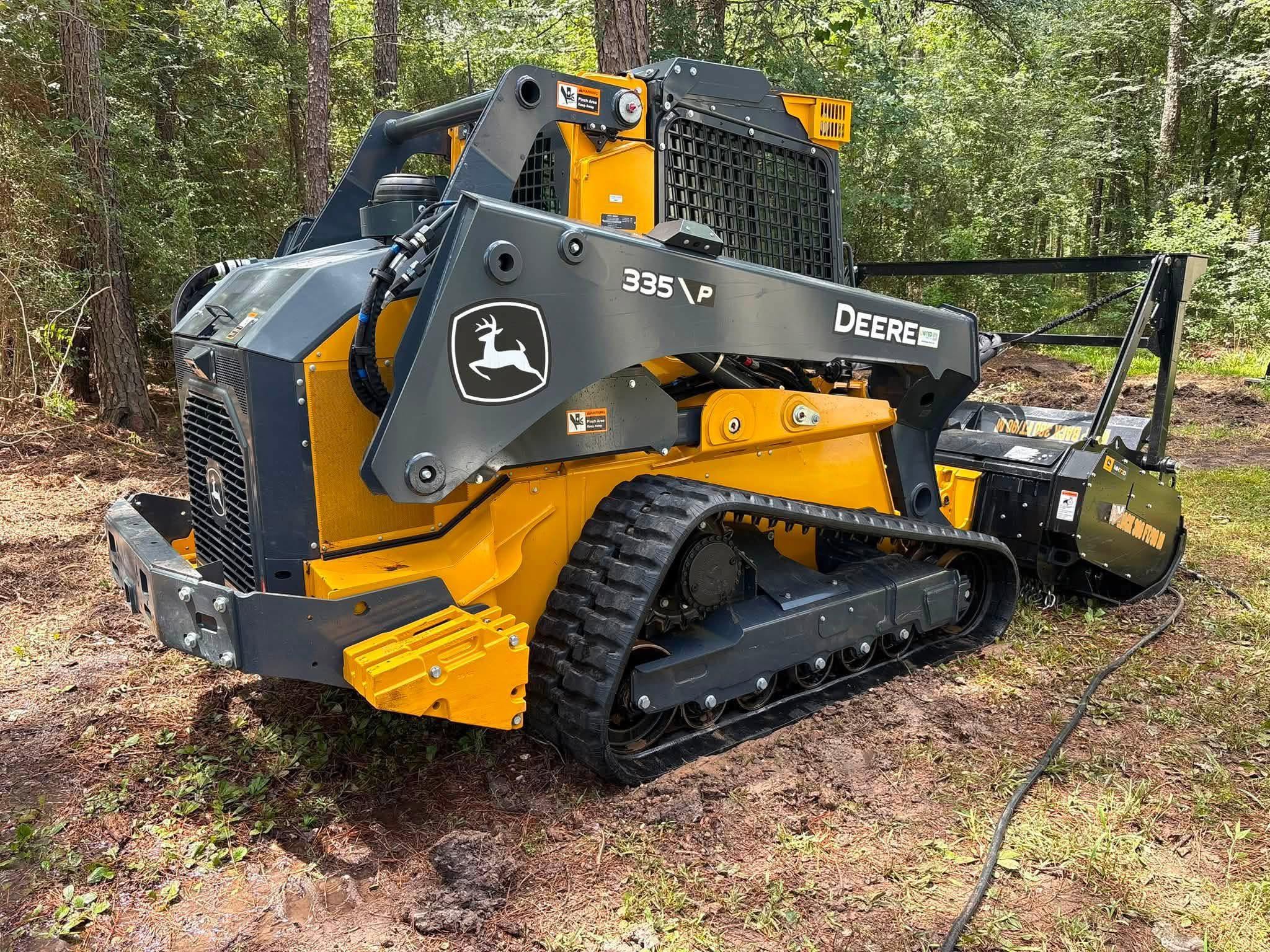 Heavy-duty cutting head on the John Deere 335P